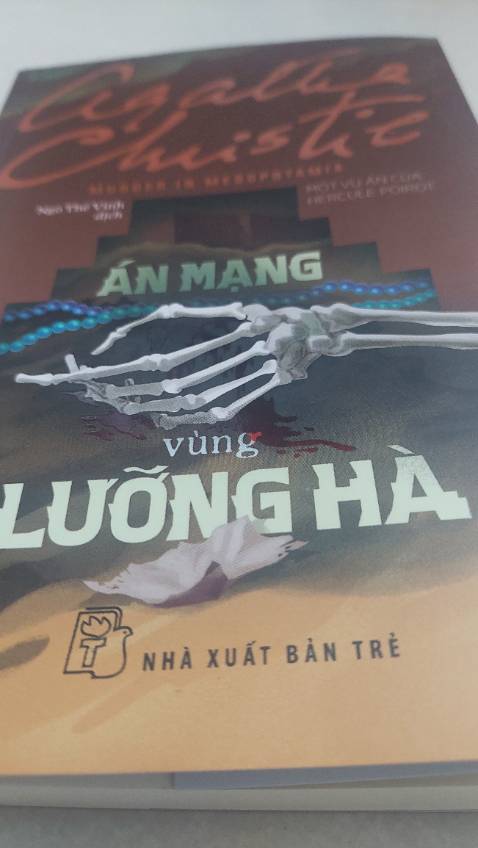 “ Ngay từ đầu, tôi đã cảm thấy để hiểu được vụ án này, ta không nên tìm những dấu hiệu hay manh mối bên ngoài mà tìm những manh mối xác thực hơn về sự mâu thuẫn tính cách và những bí mật cuả trái tim “.
Đối với Poirot, biết lắng nghe, hiểu thấu tâm lý tính cách con người luôn là phương thức quan trọng bậc nhất trong việc khám phá sự thật, vạch trần kẻ thủ ác trong mỗi vụ án.