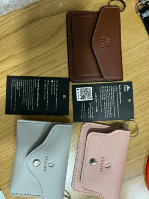 Đồ của hãng Lata, không phải da thiệt nhưng may chắc chắn, xài bền