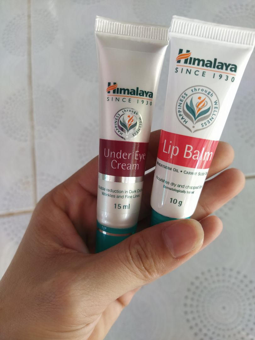 đóng gói tốt giao hàng nhanh bao bì sp đẹp,chất kem màu trắng ngà mùi hơi nồng nhưng khi thoa lên vùng dưới mắt ko bị cay.Đc tặng kem 1 tuýp son dưỡng môi bao bì còn mới hạng sd xa chất son màu trắng trong và thơm dùng lên môi hơi rít 1 tí thôi nha,dùng sáng tối cũng đc.Hy vọng kem mắt này giúp da vùng mắt mình đc cải thiện nếu thấy mình mua lại và đánh giá nghĩ là sp này có hiệu quả nha. đóng gói tốt giao hàng nhanh bao bì sp đẹp,chất kem màu trắng ngà mùi hơi nồng nhưng khi thoa lên vùng dưới mắt ko bị cay.Đc tặng kem 1 tuýp son dưỡng môi bao bì còn mới hạng sd xa chất son màu trắng trong và thơm dùng lên môi hơi rít 1 tí thôi nha,dùng sáng tối cũng đc.Hy vọng kem mắt này giúp da vùng mắt mình đc cải thiện nếu thấy mình mua lại và đánh giá nghĩ là sp này có hiệu quả nha.