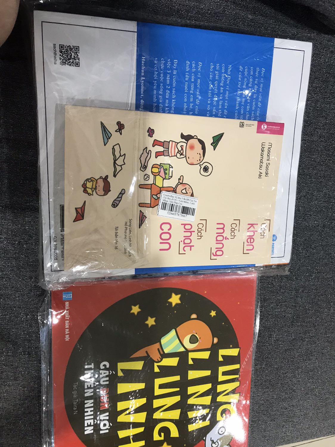 Giao và đóng gói cẩn thận, giấy đẹp, đọc xong mình sẽ review tiếp.