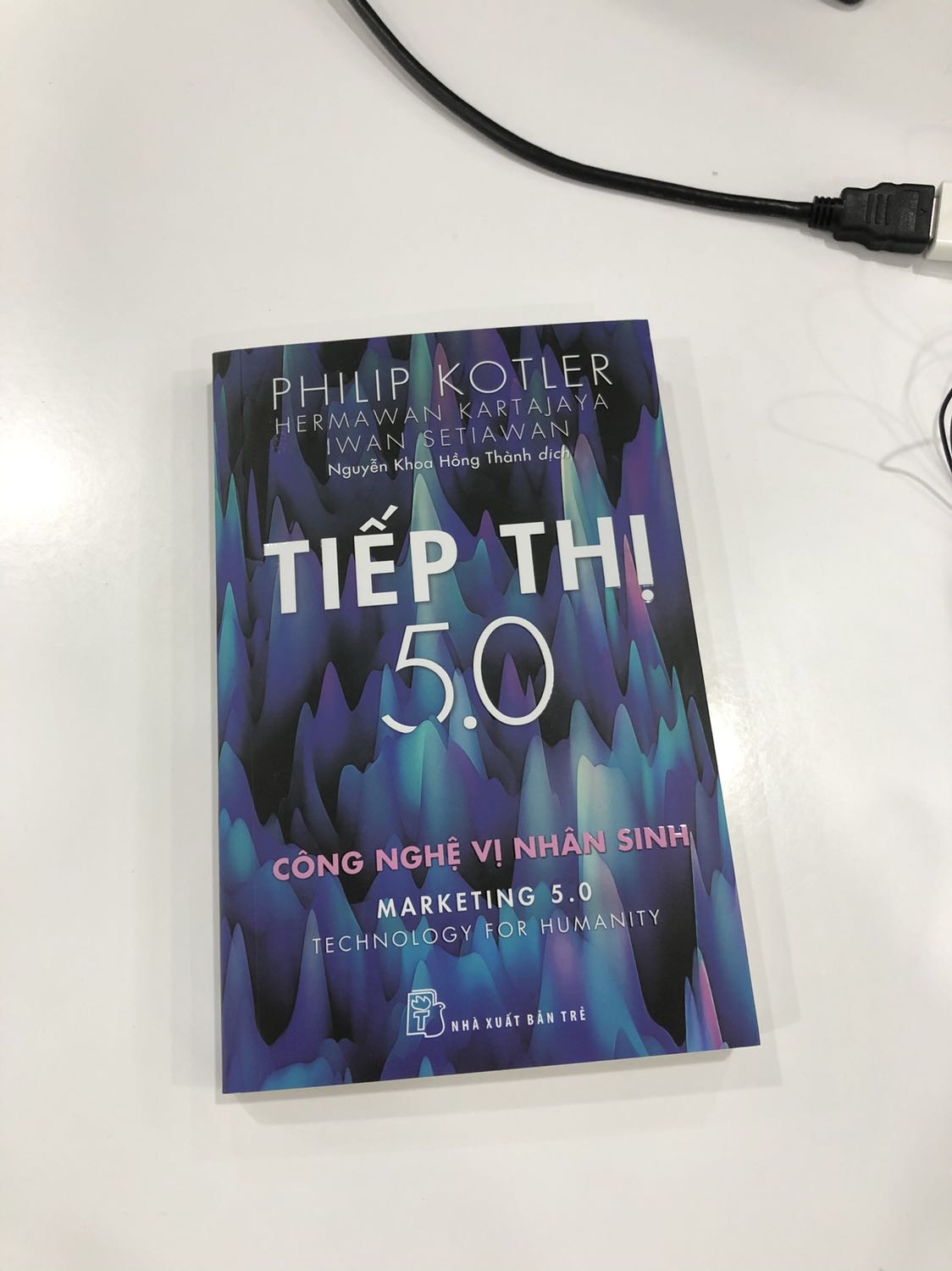 Đặt 3 lần mới được xử lý đơn hàng. Cuối cùng hàng cũng đến tay nhưng cảm giác chờ đợi lâu, thấy giao hàng trễ mà không nhận được phản hồi khá khó chịu.
Sách bọc cẩn thận. Nội dung dịch so với bản tiếng Anh thì hơi khó đọc, mình vẫn kết hợp cùng bản tiếng Anh để nắm đủ thông tin.