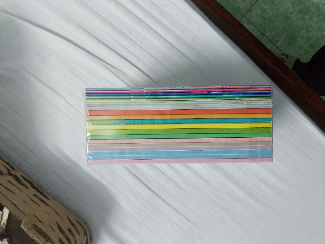 Do lỗi gì đó mà nilon bọc tập sách hơi rách một tí. Mọi người cố gắng nhé.