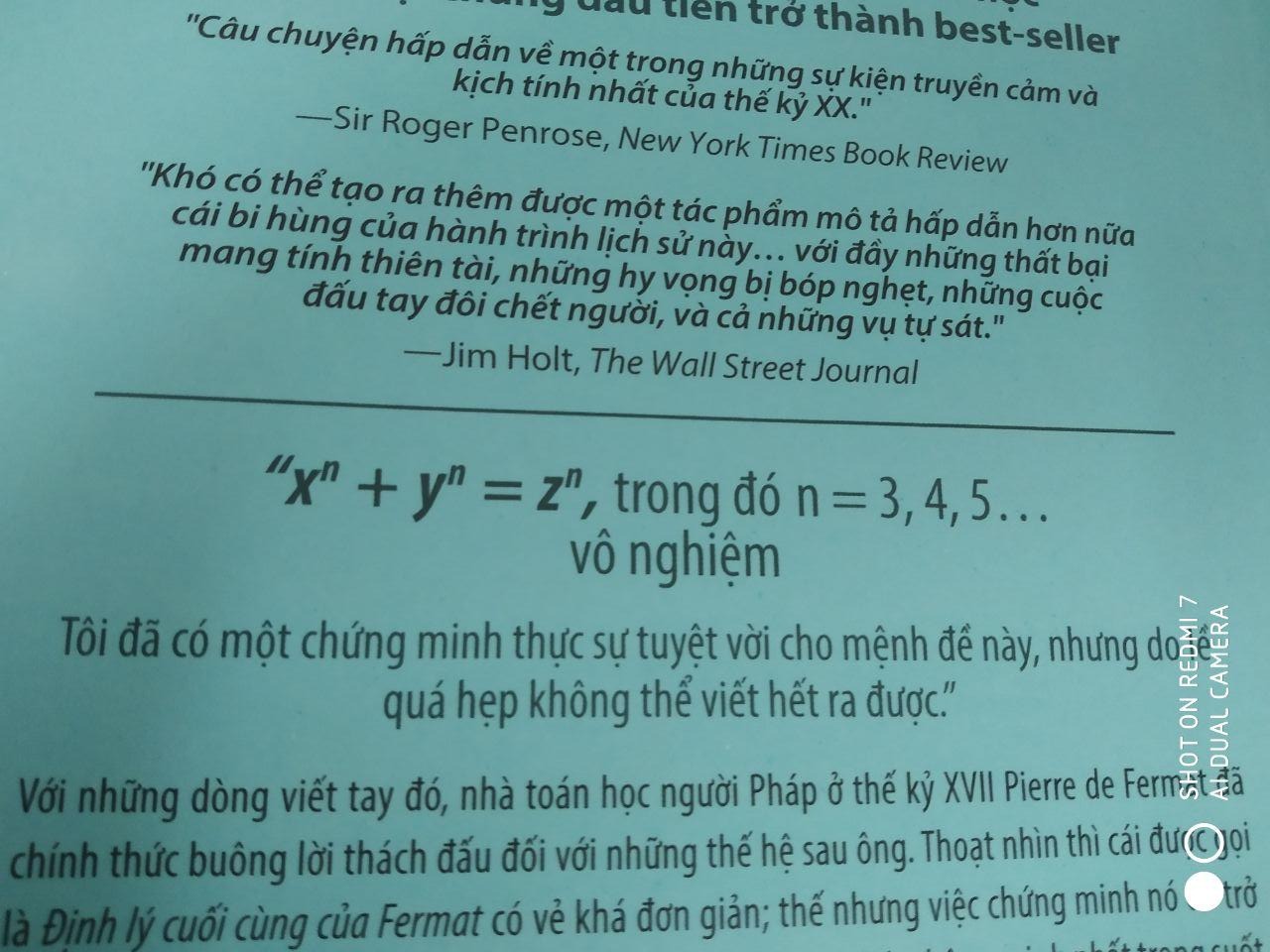 Ban đầu đọc tiêu đề mình nghĩ là một cuốn khô khan (quyết định mua do đọc cmt của các bạn) nhưng thực chất là sách hài ngầm :v 
- Nội dung sách: không chỉ nói đến định lý cuối cùng của Fermat mà còn nói đến lịch sử của định lý này, tác giả của định lý, cuộc đời của ông, những điều liên quan, những nhà toán học liên quan, những người đã cố gắng chứng minh định lý, quá trình phát triển của toán học, quá trình chứng minh định lý, đọc sách mới biết và hiểu được nhiều điều, đặc biệt là cuộc đời của những nhà toán học, biết được tính thích "cà khịa" của ông Fermat, sự cống hiến hết cuộc đời của Euler, hội yêu toán của ông Pythagor, biết được nếu muốn hiểu bản chất hình học thì nên tìm đọc cuốn Hình học cơ sở của Euclid(đã được dịch), muốn học đại số thì tìm sách Arithumetica -Diophantus (hi vọng sẽ được dịch) mà đọc, nhiều bài toán hay được đưa ra và giải thích một cách dễ hiểu.
- Hình thức: Bìa đẹp, giấy thì hơi mỏng, có một hai trang bị nhăn nhưng do nội dung quá ok nên mình không quan tâm lắm :v
- Một số sách hay toán học nên đọc, hay và hài không kém: 17 phương trình toán học làm thay đổi thế giới (mình không thể tìm được bản cứng, đành phải đọc bản mềm, tuy hơi bất tiện nhưng do quá thích nên đành chấp nhận),  5 phương trình làm thay đổi thế thới (phương trình vật lý) , Chúa trời có phải là nhà toán học :)))))
Mình xin hết ! lần đầu review nên có tâm xíu cũng do quá yêu thích cuốn này :v