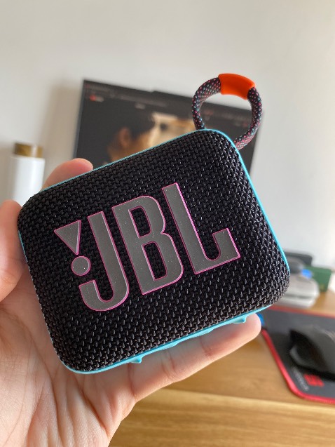 Loa hàng chính hãng đỉnh nóc. Giá này, kích cỡ lại còn nhỏ gọn, mà beat đỉnh. Chấm beat: 8.5/10
Mãi iu tiki