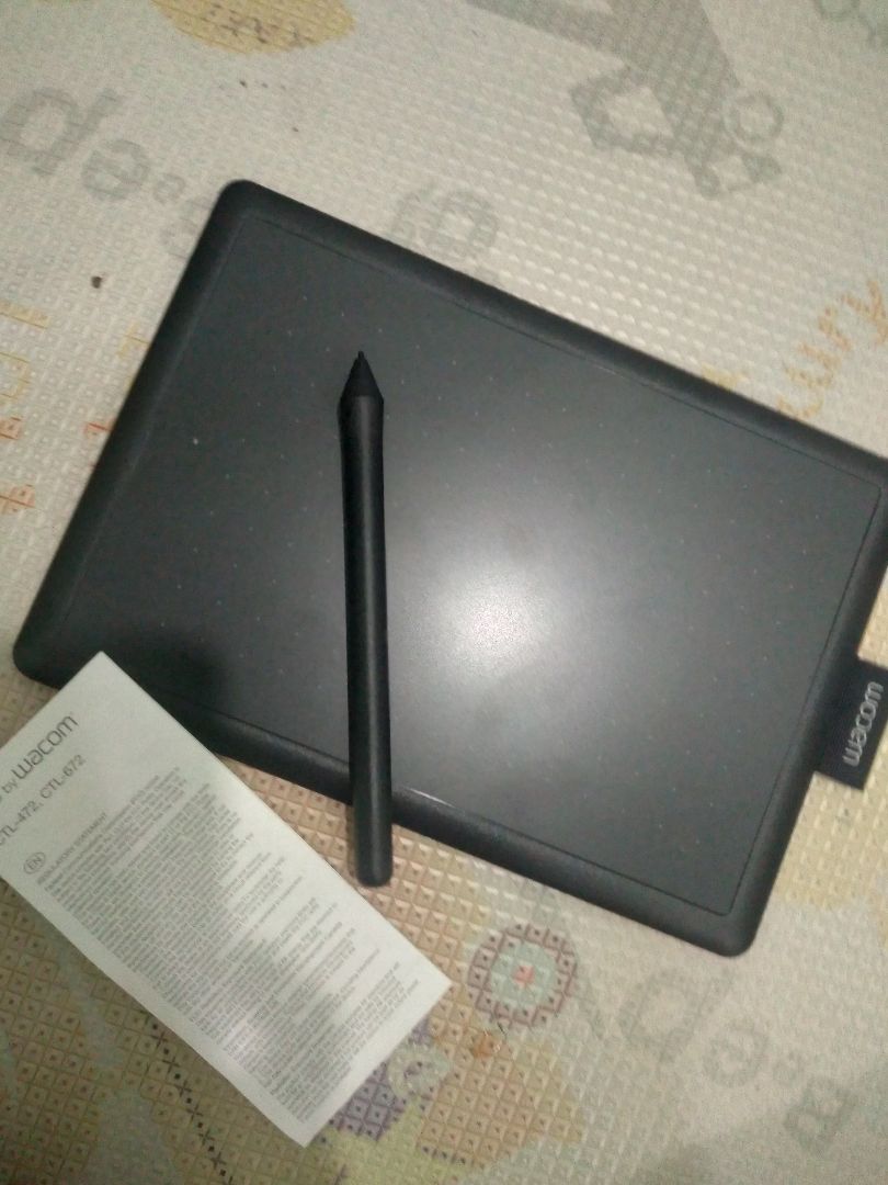 shop giao nhanh cực kì. máy đẹp và dễ sử dụng, vẽ êm, có tặng kèm ngòi bút. tuy nhiên ko có hướng dẫn kết nối với laptop làm mình mò quá trời mới xong. nhưng nói chung là ok và nên mua nha mn