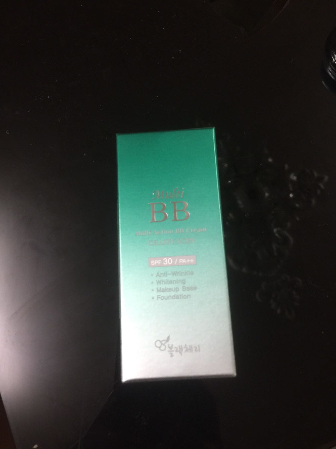 Lần nào mua hàng của shop cũng thấy hài lòng. Chất kem nền ẩm ẩm mát mát. Lớp kem kh quá dày, mình sử dụng kh thấy da bị bí như một số sản phẩm đã từng dùng. Kem che khuyết điểm tốt lại còn lâu trôi nữa. Rất đáng đồng tiền. Shop giao hàng nhanh, đónh gói đẹp