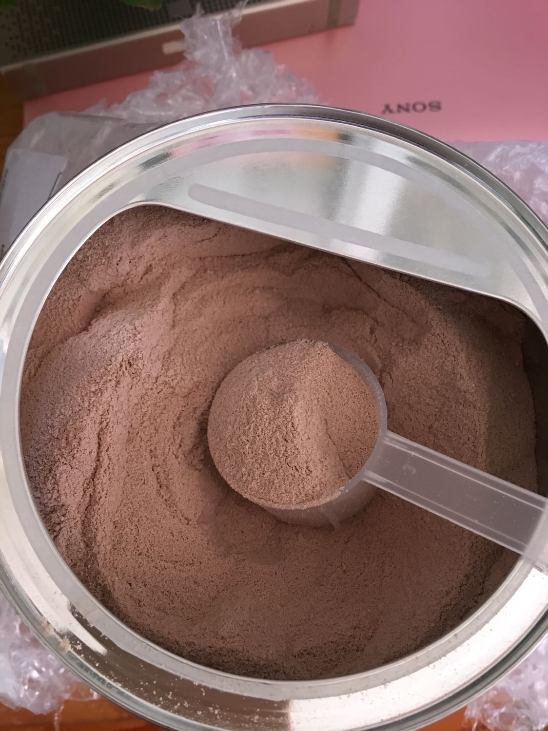 Tiki mới giao hàng cho mình sau 2hom đặt hàng . Nói chung xưa jo tiki giao hàng thì rất nhanh bất kể mình mua món j . Mình rất thích đặt hàng mua là có dùng liền k phải đợi lâu .Sp giao giống như hình ảnh ...chất lượng sản phẩm thì mình chưa dùng nên k bit kết quả sẽ ntn . Hum nay mua zề mở ra uống thử thì thấy vị nhạt , hương sô-cô-la dễ uống .. mình sẽ cố gắng dùng theo hướng dẫn của nhà sản xuất và theo dõi cân nặng và sẽ phản hồi thêm