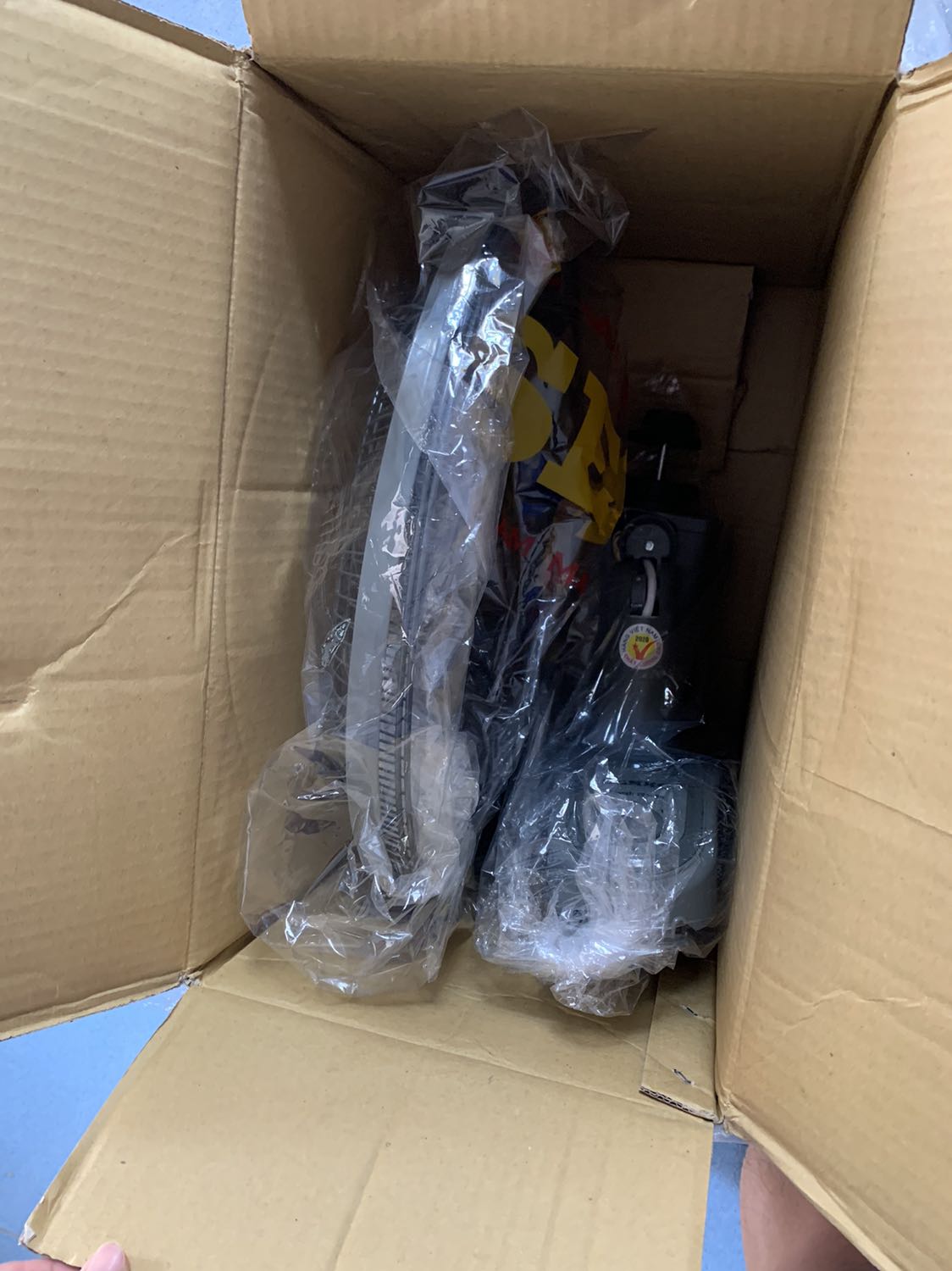 Mô tả sản phẩm là 1 thùng 2 cây. Nhưng mình kiểm tra thì chỉ có 1 cây. Đang đợi tiki giải quyết vấn đề này! Mô tả sản phẩm là 1 thùng 2 cây. Nhưng mình kiểm tra thì chỉ có 1 cây. Đang đợi tiki giải quyết vấn đề này!