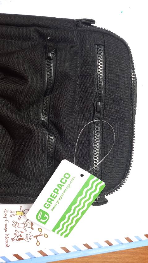 Túi nhỏ gọn mà nhiều ngăn, túi mới mở ra mà mùi thơm dễ chịu, đường may thì siêu chắc nè. Nhỏ xinh cho bé nhà mình đi học thêm nè.