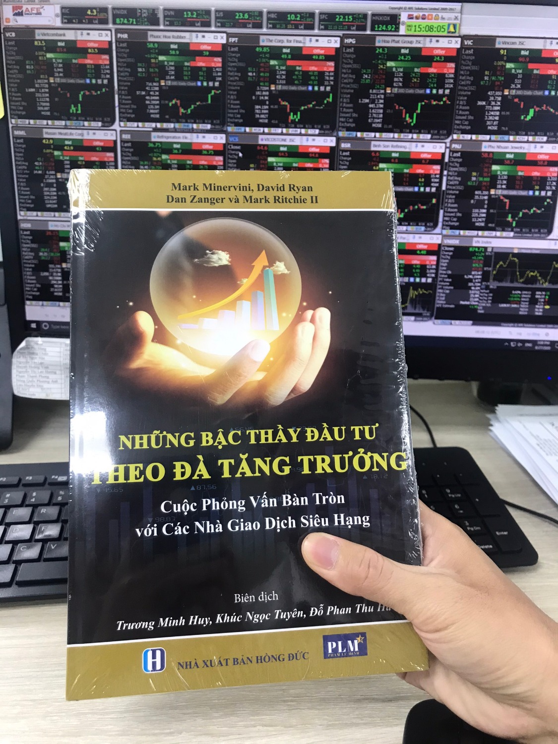 Hình thức: Sách rất đẹp, đóng màng bọc kỹ càng. Ngoài bìa lót còn có bìa đen bên trong mạ vàng sang trọng và tinh tế
Nội dung: Mình mới lướt qua! Có vẻ rất hữu ích và đáng mong chờ
Giao hàng: Rất nhanh. Mình chọn nhà bán PLM Trading, chọn tiki thường mà mới đặt tối hôm qua đã giao ngay sáng hôm sau.