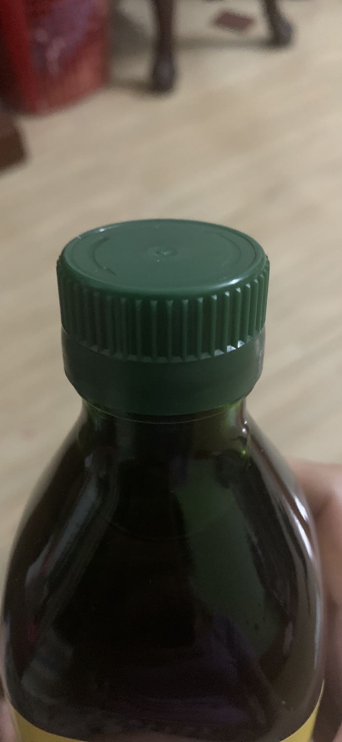 Nắp Chai dầu ko có niêm phong tem hoặc đóng ni lông như chai dầu oliu ở siêu thị . Bật nắp là ra, nếu vào Shop làm ăn ko đàng hoàng thì đổ dầu ra cho dầu mới đóng nắp vẫn ko ai biết thực hư thế nào !
