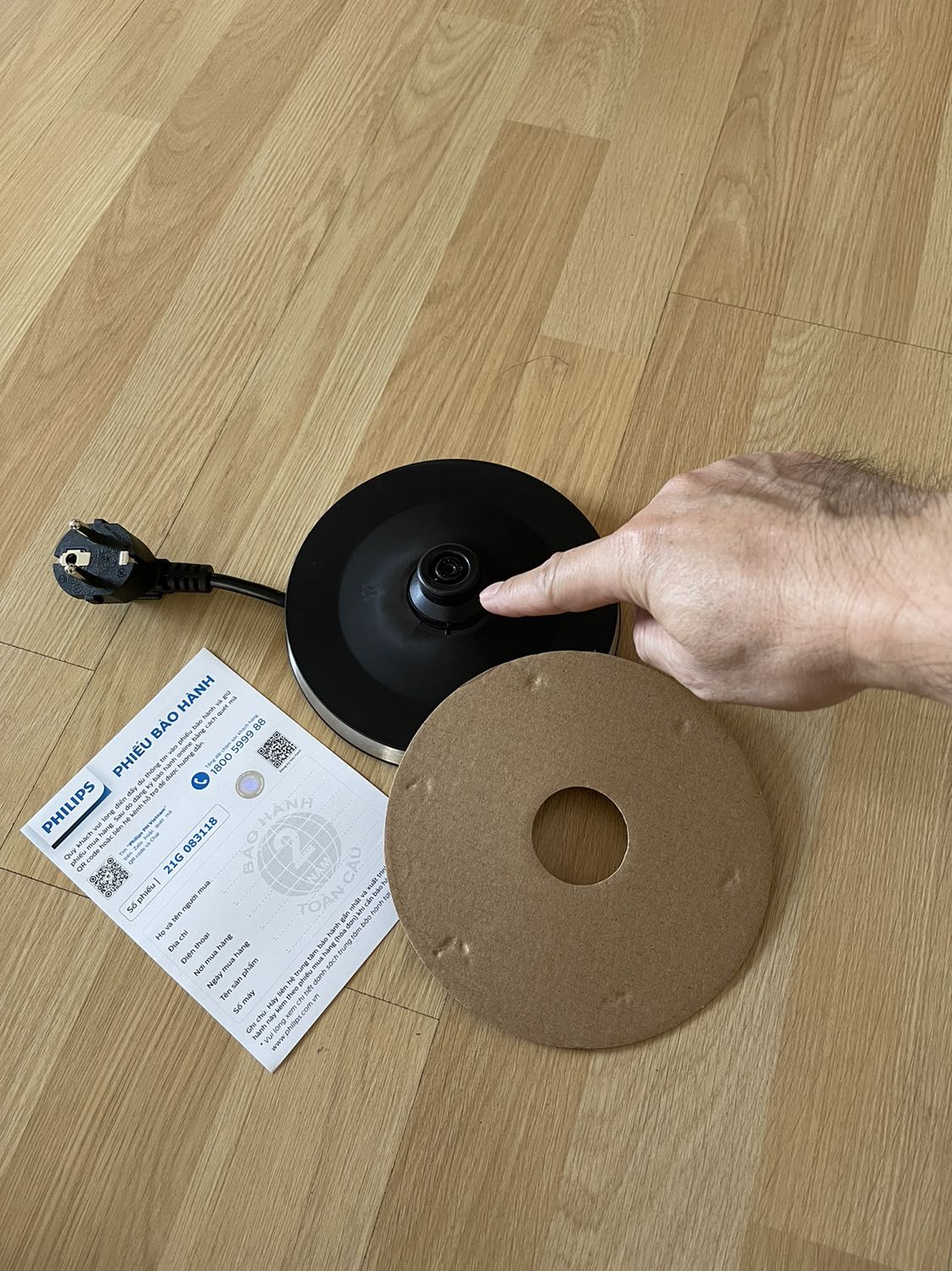 Hàng đẹp, giao nhanh và lịch sự! Tuy nhiên, phần để cắm điện bị nứt và bị công vênh khi KH mở để dùng vì hành này quá đơn giản! Đề nghị Philips và cửa hàng của Tiki kiểm tra kỹ trước khi xuất xưởng và đặc biệt không giao hàng không đạt để khách hàng không bị sốc với uy tín của Philips và Tiki!