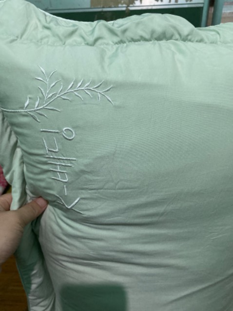 Gối có hai mặt thì mỗi mặt 1 màu. ngoài ra sp giá thành cao nhưng lại k có khóa kéo dẫn tới việc lồng bỏ gối rất bất tiện.