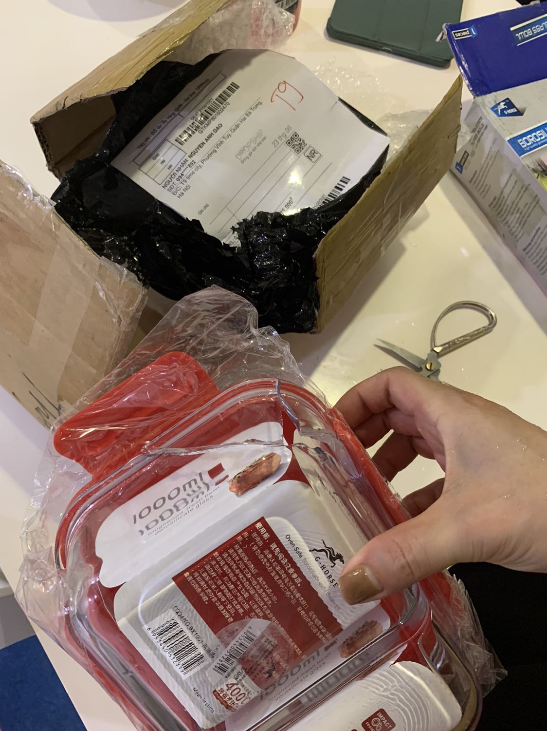 Nhận hàng. Hàng vỡ gọi điện báo lại tiki. 
Kêu chụp hình gửi lại. Đã gửi hình. Nhưng k kêu gửi lại sản phẩm vỡ. Sau 2 ngày k thấy phản hồi lại. Kêu gưit trả lại hàng vỡ. Trong khi trước đó báo chỉ cần chị chụp hình lại gửi sang. Hàng vỡ bỏ đi . Giờ kêu gửi lại. Hài ***. K vỡ thù thắc mắc làm gì mất thời gian. Làm việc chuyên nghiệp. Coi như mất tiền oan