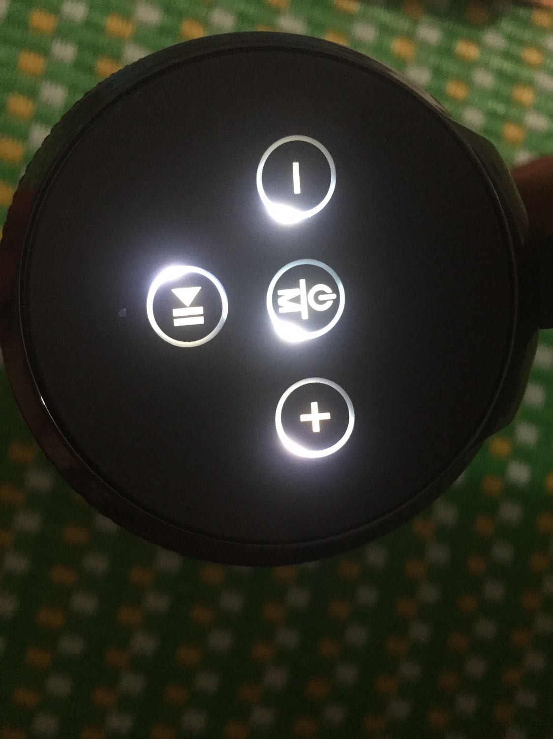 Loa bluetooth nhưng khi dùng bluetooth kết kết thì âm nghe ra khá dở. Nhưng khi cắm dây để kết nối thì nghe âm rất hay. Bass rất ấm, chất âm cao thì còn hơi chói. Thiết kết rất đẹp, pin khá trâu. Giao hàng đúng ngày. Vì loa bluetooth nhưng muốn nghe hay phải gắn dây khá rườm rà nên cho4 sao. Khi gắm dây thì âm k thể chê vào đâu dc