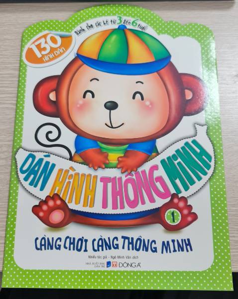 Sách màu sắc tươi, hình sticker đẹp, khổ sách khá to, giá hợp lý. Bé chưa biết đọc chữ thì cần người lớn chơi cùng, đọc & hướng dẫn bé cách dán hình phù hợp nội dung.