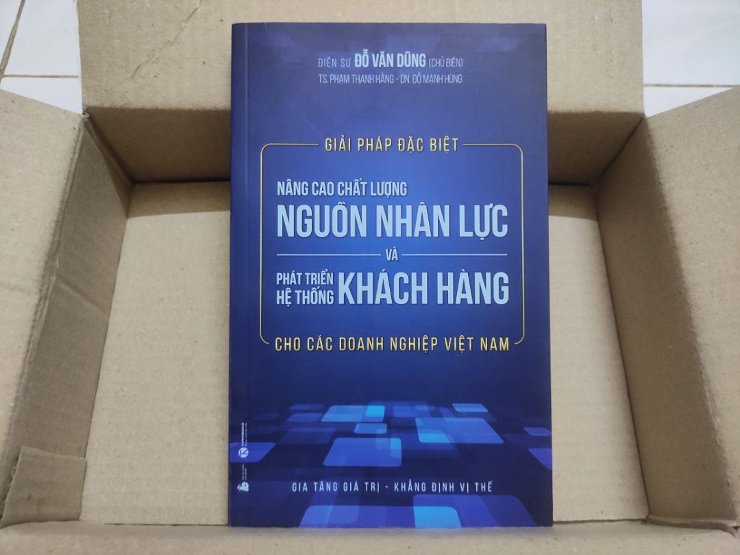 Tiki dạo này giao đúng dự kiến, đóng gói ổn mà sách thì lại dơ quá! Mình mua giá tốt nhưng nhiều lúc cầm cuốn sách nhìn cũng buồn chứ.