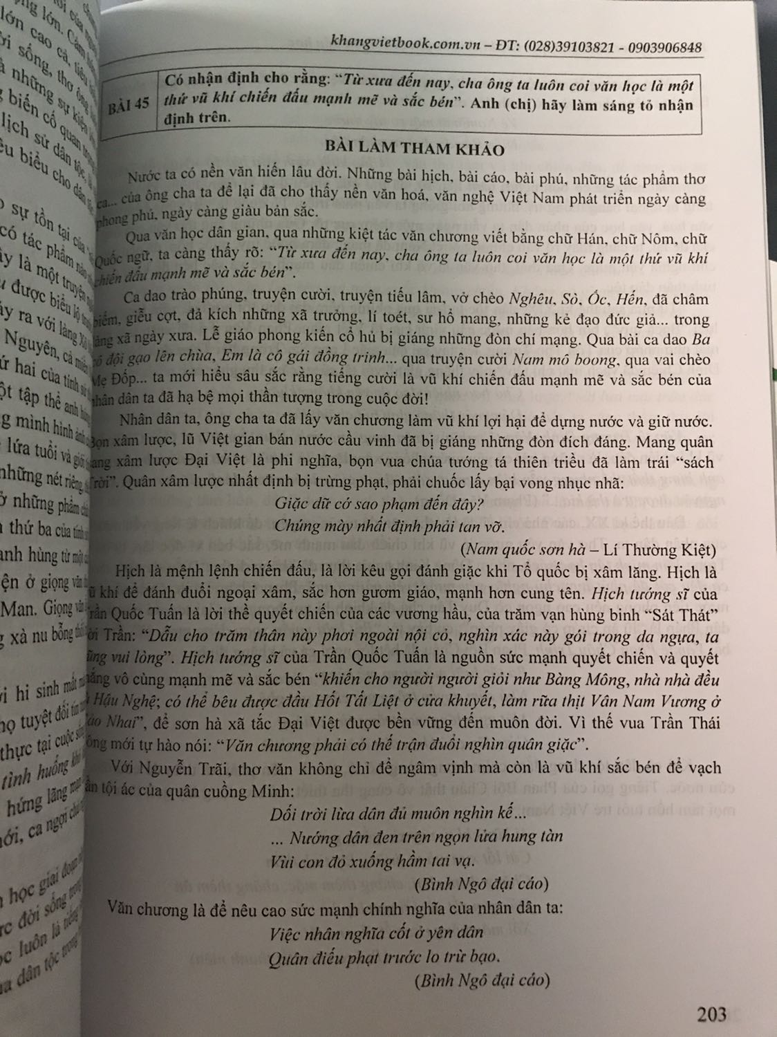 Combo sách là những đề văn là hướng dẫn giải, cái bài viết đều có dẫn chứng liên hệ thơ văn và những nhận định. Sách phù hợp cho những bạn thích viết văn kiểu Lý luận văn học hoặc những bạn ôn thi HSG, trường Chuyên