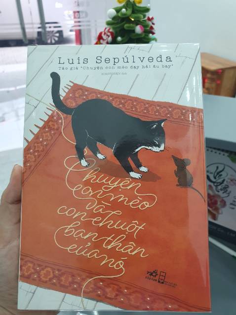 Câu chuyện kể về tình bạn giữa chú mèo Mix bị mù đôi mắt vô tình chạm trán phải chú chuột Mex sống ẩn mình trên kệ sách cao trong phòng của cậu chủ Max. Câu chuyện tưởng chừng đơn giản. Nhưng lại thắp lên sự hy vọng trong cuộc sống. Mex đến đem đến cho cậu bạn mèo Mix đôi mắt. Và nhờ đôi mắt tinh tường của Mex ấy, chú mèo Mix đưa bạn mình đi khám phá trên những mái nhà dù cho cậu bị mù. Cả hai mang lại trải nghiệm mới mẻ cho nhau. Cùng nhau chia sẻ những trải nghiệm tưởng chừng không thể. Một câu chuyện nhân văn, đời thường mà đầy hy vọng.