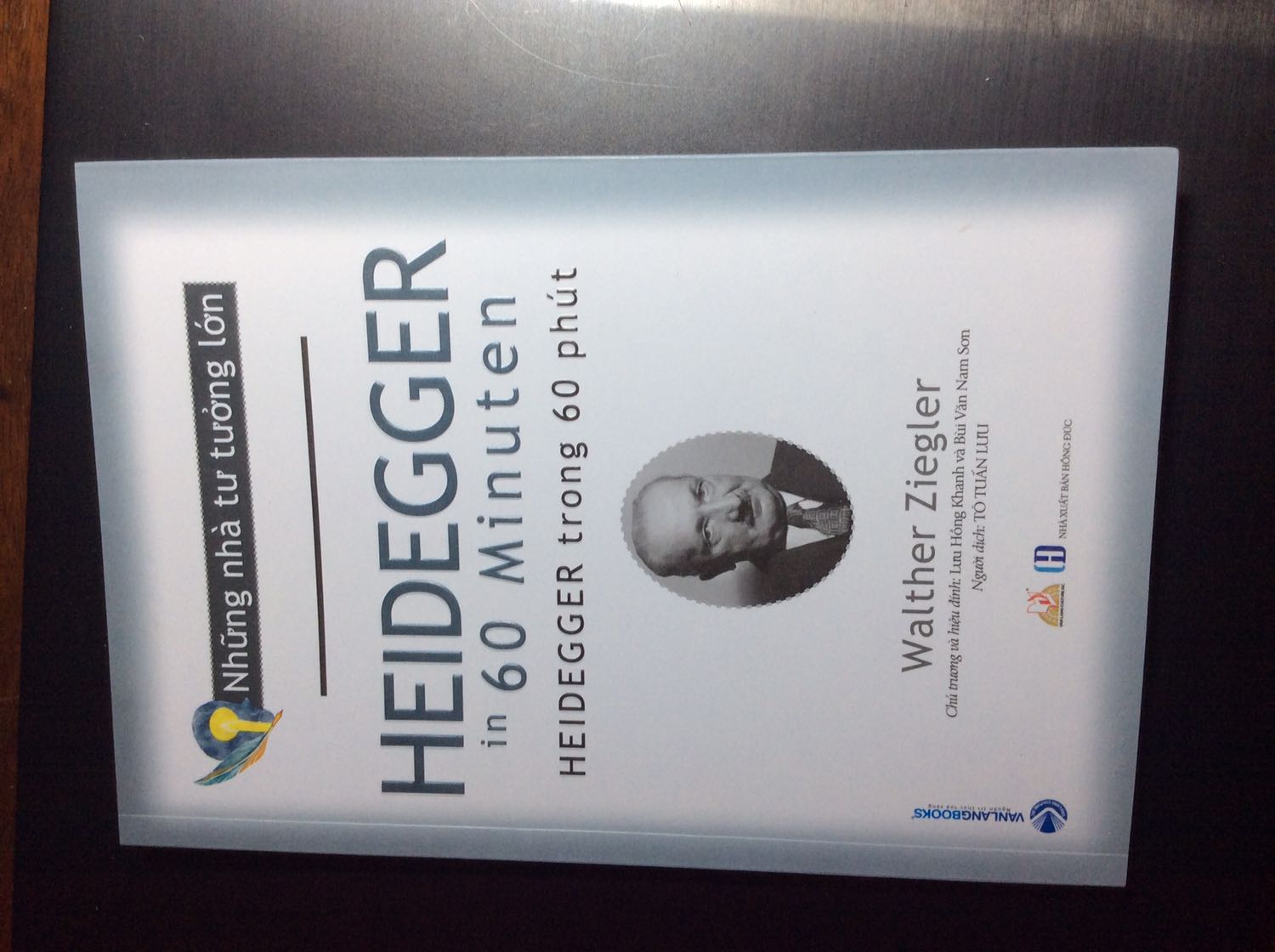 Lại 1 triết gia hiện sinh mà qua cái ngôn ngữ được dịch ra, càng khó hiểu hơn nữa tư tưởng của ông phải nói là qua lời giới thiệu, lời văn của người khác, nhưng triết là thế đó. Dù sao thì có cái đọc là có cái may, không đủ trình đọc sách gốc tiếng Đức, không đủ trình - nghiệm cả công trình cuộc đời của một triết gia mà trước hết là lạ lẫm vô cùng, thì những cuốn sách thuộc bộ 60 phút này là 1 lựa chọn không tồi. Cảm ơn Văn Lang đã đem về Việt Nam bộ sách