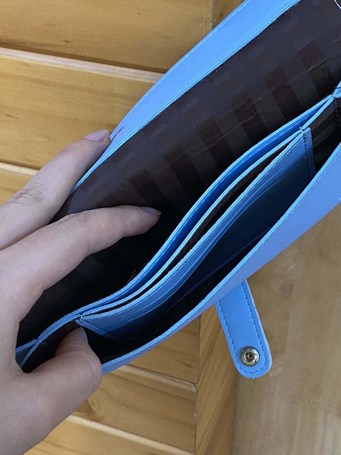 Sản phẩm đẹp , giao hàng nhanh , nhiều ngăn để đồ rất tiện dụng ? đã mua bên shop rất nhiều và lần nào cũng ưng cả ❤️ chúc shop buôn may bán đắt ❤️❤️