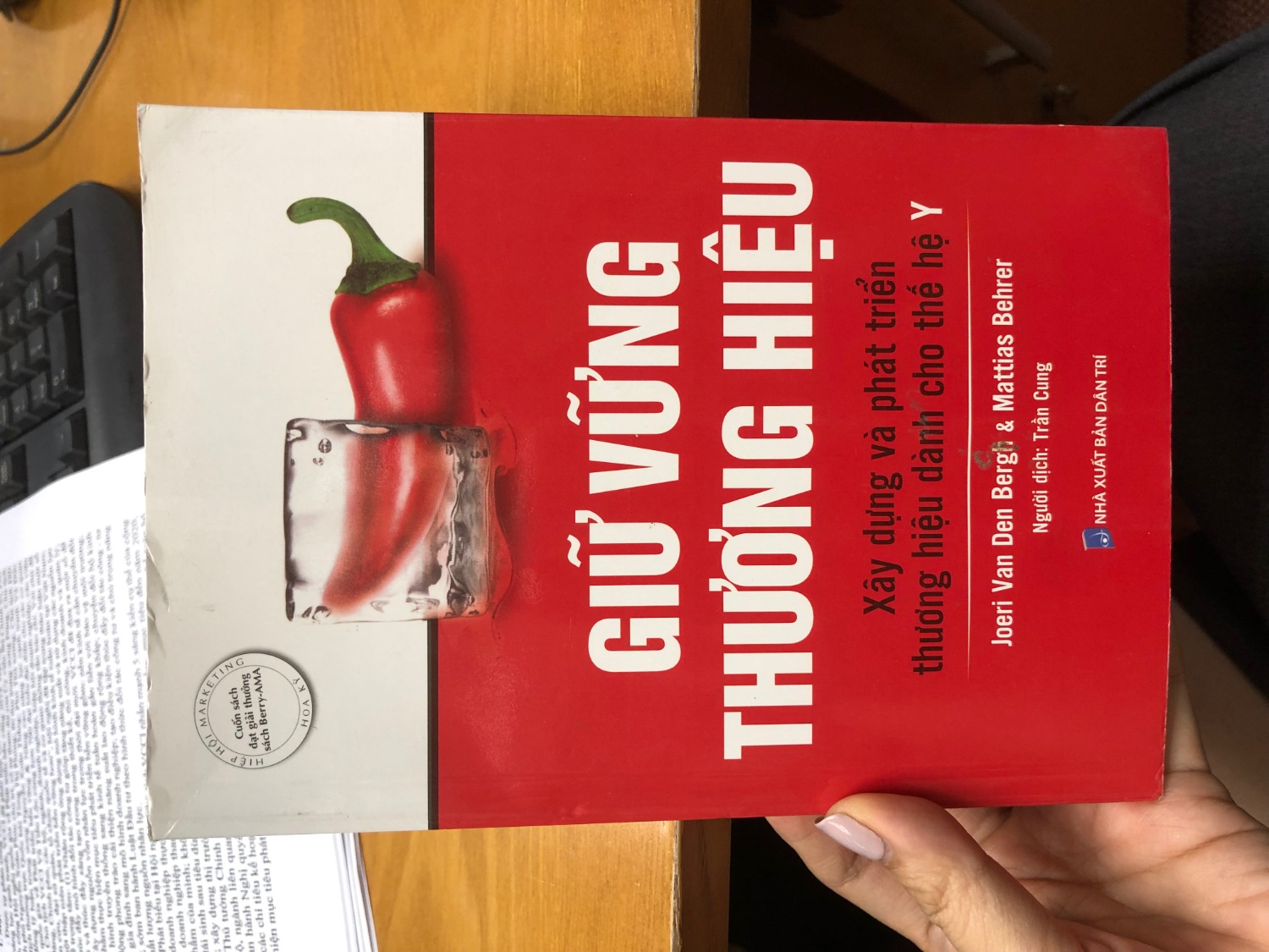 Mình vừa nhận sách hôm nay. Hàng giao đúng thời gian dự kiến. Mình chưa đọc sách nên không nhận xét về nội dung, nhưng không thể chấp nhận chất lượng sản phẩm được giao đến tay khách hàng trong tình trạng như hình mình gửi kèm. Đây không phải là lần đầu mình nhận được sách trong tình trạng kém chất lượng từ Tiki nhưng chưa bao giờ ở tình trạng tệ đến mức buộc mình phải review lên đây như thế này. Đề nghị Tiki xem lại chất lượng nguồn hàng và trả lời về chính sách bảo vệ quyền lợi cho khách hàng! Trân trọng.