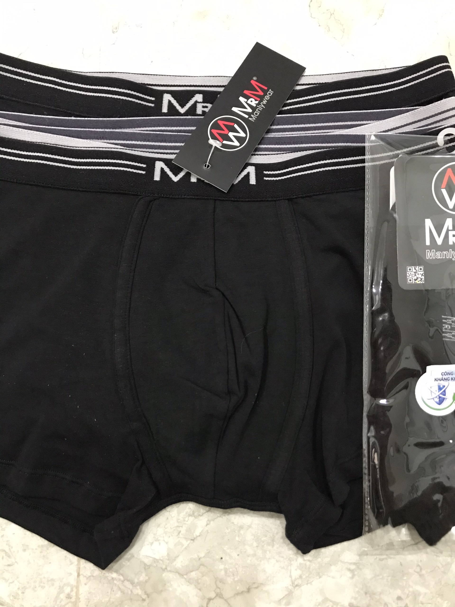 Sợi cotton mềm mát, co giãn rất tốt, giặt máy cũng kkhoong bị xù. tất quà tặng kèm chất lượng tốt, cũng đang tính sẽ mua thêm sản phẩm của shop.