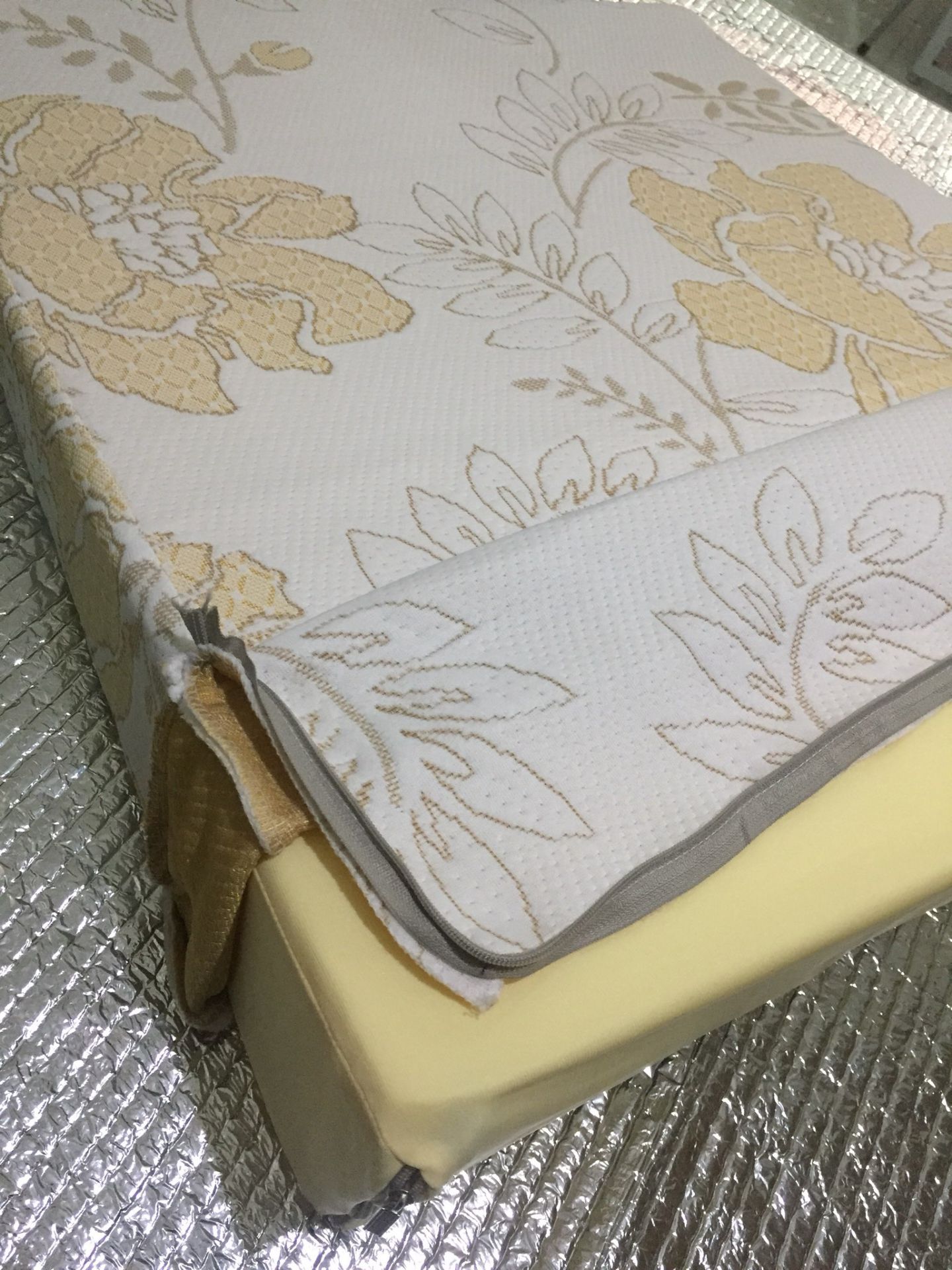 Đây là chiếc gối thứ 2 tôi mua của shop. Chiếc này để tặng một người bạn cũng bị trào ngược. Sản phẩm thực sự có hiệu quả rất tốt, tôi đã đỡ viêm họng, nghẹn cổ rất nhiều, đặc biệt là trào ngược ban đêm. Tôi thích chiếc gối này từ độ êm ái đến chất lượng, màu sắc áo gối. Shop đóng gói cũng rất cẩn thận. Tôi sẽ tiếp tục ủng hộ shop và sản phẩm.