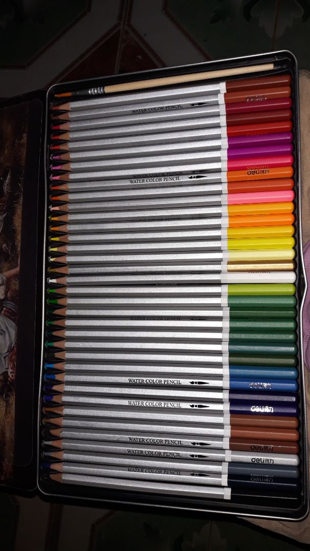 lần này mua màu bên Tiki hơi thất vọng, hộp màu bị cong và móp kha khá vì gói hàng không đảm bảo, nhưng không hề ảnh hưởng đến chất lượng bộ màu. Khá ổn!!