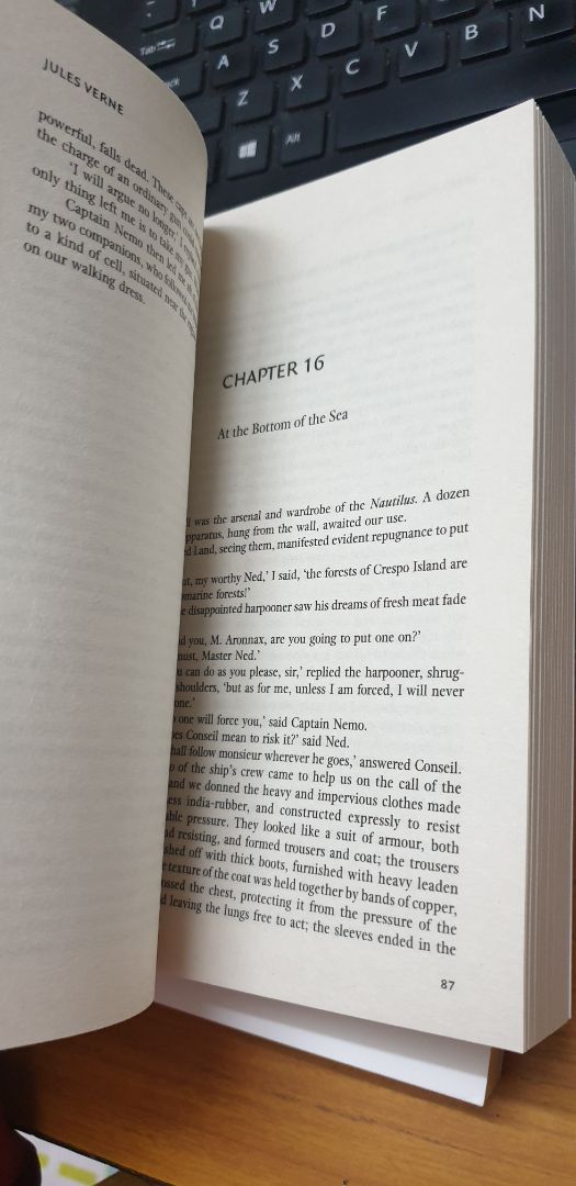 Sách đậm chất vintage, nhỏ gọn, dày nhưng rất nhẹ, dễ dàng mang theo