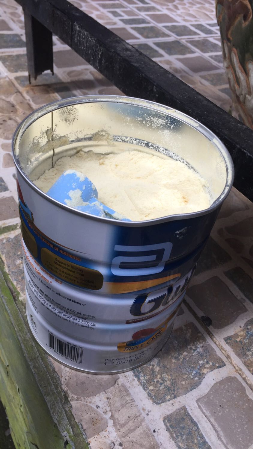 Sản phẩm giao nhanh. Nhưng do mình đặt cho Mẹ của mình ở quê nhận, mẹ nói mở thùng hàng ra thấy nắp hộp dính nc gì như nước mưa rỉ sét và bột đổ tràn ra. Mẹ mình lớn tuổi ko biết chụp hình nên ko thể up hình cho Shop biết. Tuy nhiên mình cũng mong shop khi bán sp cho khách nhớ ktra và đóng gói kĩ giúp.