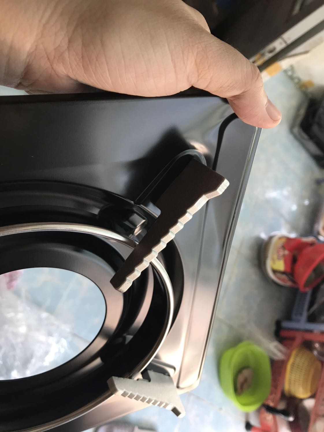 Sản phẩm bị móp méo, tiki quản lí lại giao hàng, cái đế méo bếp bị chênh thì làm sao mà sử dụng. Không có giấy bảo hành luôn.