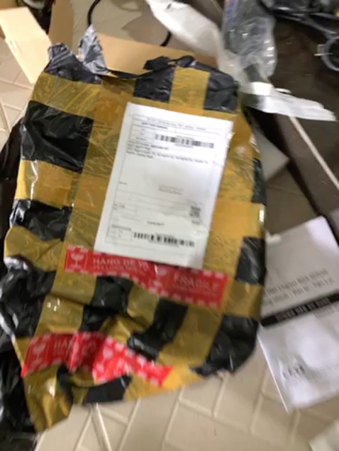 (*) Đánh giá không tính điểm
Hàng vận chuyển bị bễ vỡ linh kiện bên trong, shop đổi sản phẩm khác giúp