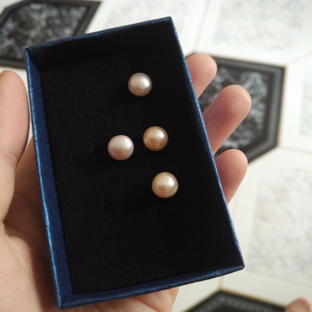 Shop rất dễ thương, mình mua bông tai còn tặng thêm vòng tay chỉ đỏ. Bông tai màu xinh lắm.