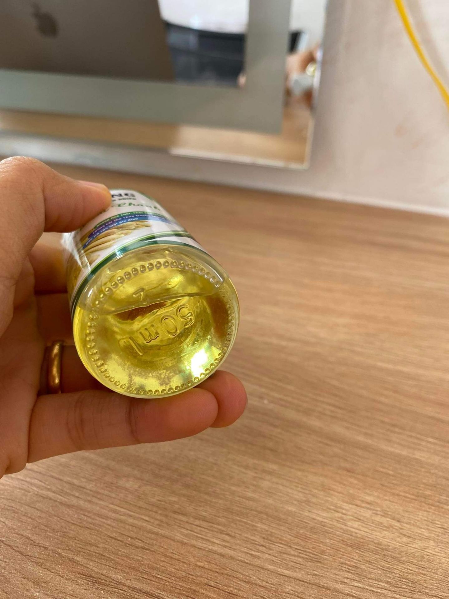 .Tinh dầu sả chanh được đó thơm lắm. Vài giọt là đủ xông thơm cái phòng ngủ rồi.