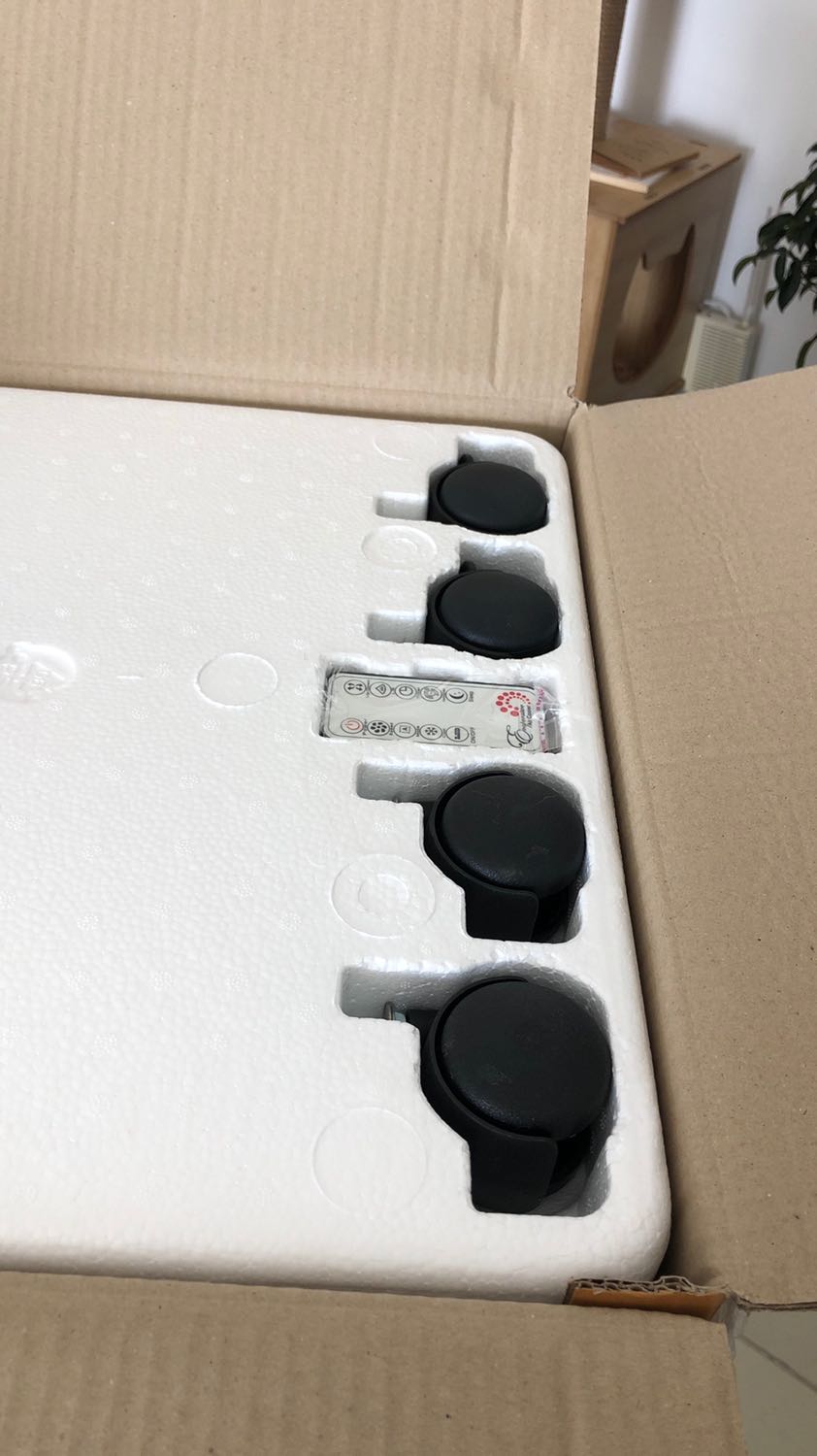 Sản phẩm mới mua về dùng khá tốt, độ bền như thế nào thì chưa biết được. Một điểm phàn nàn tí tẹo là cái khoá đi kèm nhỏ hơn so với ốc để gắn bánh xe vào máy.