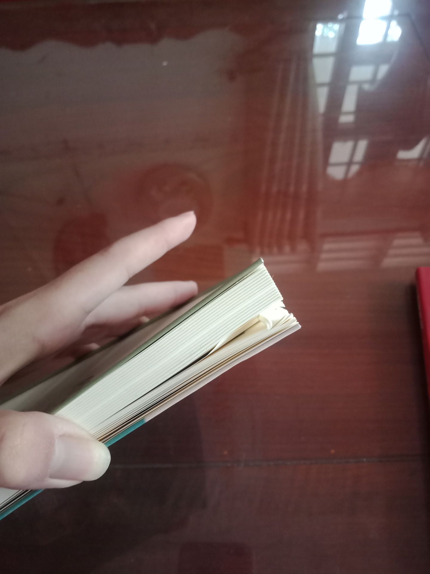 sách thì rất tuyệt vời nhưng khâu giao hơi khủng hoảng. Bên trong sách không có bọc, bên ngoài hộp thì lủng một lỗ rất to, và shipper giao hàng ngay trời mưa nữa ạ. Sách bị cấn mất vài trang nữa.