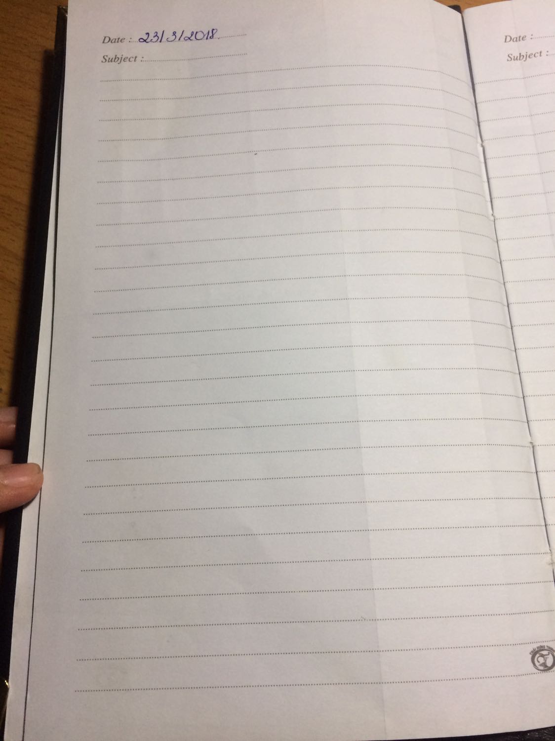 Sổ dày, giấy tốt, nhưng giấy bên trong bị lỗi, giấy bị xếp chồng vào nhau. Thất vọng