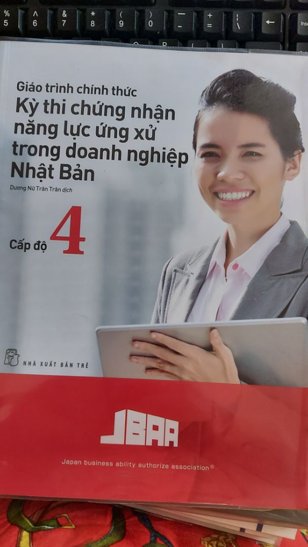 Sách hay dành cho những bạn nào muốn học để thi lấy bằng văn hóa doanh nó Nhật Bản. Có tiếng việt dễ hiểu, sách màu, hình dễ thương.  Mình đặt mấy cuốn thì tất cả đều ok. Do mình có dùng bao plastic nên không bị cong hay xấu.