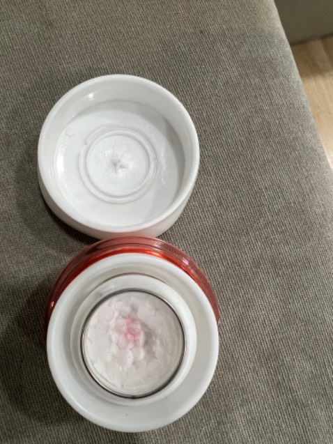 Bình mới mua khoảng 1 tuần, nắp bị tách lớp ở phần đầu dù trong quá trình sử dụng không có bất kỳ va đậy, hay rơi.
Đề nghị Supplier Tiki xem và xử lý cho khách hàng.