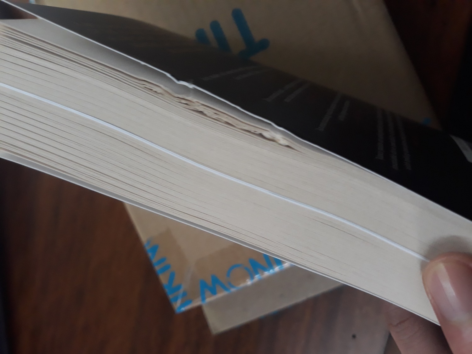 Cách đây tầm 1 ngày mình nhận được hàng. Mở ra thấy mọi thứ có vẻ ổn nhưng mấy trang cuối ở bìa ngoài bị gãy với rách. Mình đã có gửi thư hỗ trợ nhưng vẫn chưa thấy hồi âm, gọi điện tổng đài thì toàn bị báo là hiện tại toàn bộ liên lạc viên đang bận. Bây giờ mình phải làm sao ạ? :v