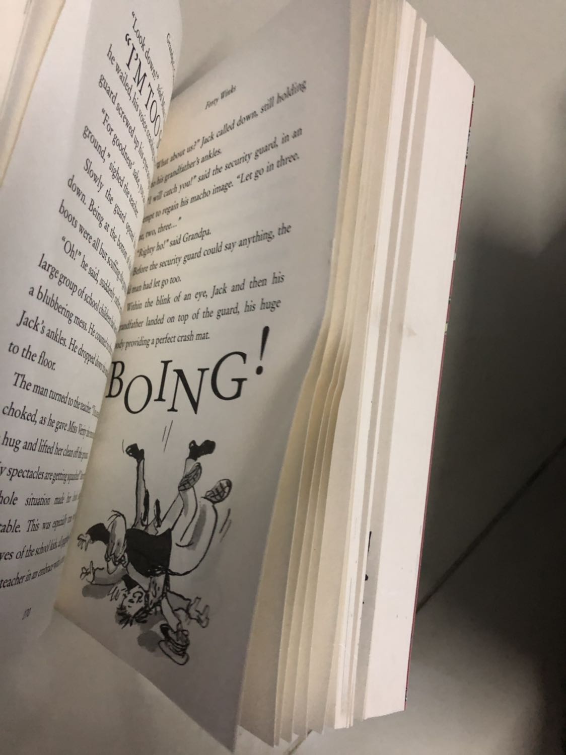 Nếu ai đọc sách sẽ biết cảm giác nâng niu từng cuốn sách của mình đọc. Nhưng có lẽ Tiki đã quên đi giá trị của sách sau ngần ấy năm. Tiki bắt đầu thương mại hoá thương hiệu của mình, những mặt hàng cũng ngày càng đa dạng hơn nhưng mình không chắc về việc dịch vụ và sản phẩm được quan tâm nhiều hơn.
Bỏ gần 200k để mua 1 cuốn sách với trang giấy rách, nhiều trang bị gấp nếp (điều mình vô cùng kị khi đọc bất kì loại sách truyện nào).
Hơn nữa, ngoài sách đc bao bọc bằng 1 bịch ni lông bị rách toạt???? Tại sao phải để như vậy nếu bịch ni lông đã k còn mới mẻ và bị rách? Một cuốn sách 177k có nên cần 1 bao ni lông cũ như vậy không?
Thật sự rất mất lòng khách hàng. 
Những sản phẩm sách trước đây mình mua cũng đã từng bị như vậy nhưng mình nghĩ chỉ là lâu ngày gặp. Nhưng có vẻ tiki đang nhập về nhiều sách cũ và lỗi để đưa đến tay người dùng ???