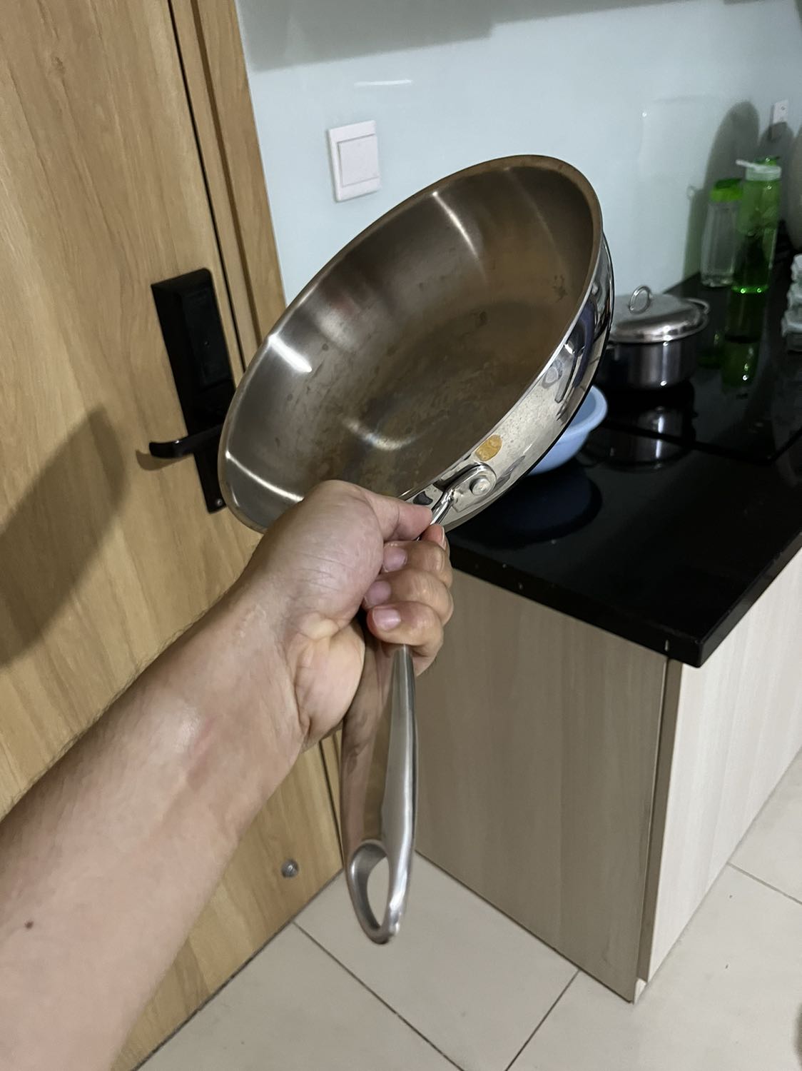 Chảo dầy, rất nặng, cái nắp kính cũng dầy và rất nặng. Bắt nhiệt cực nhanh. Đăng ký bảo hành online luôn