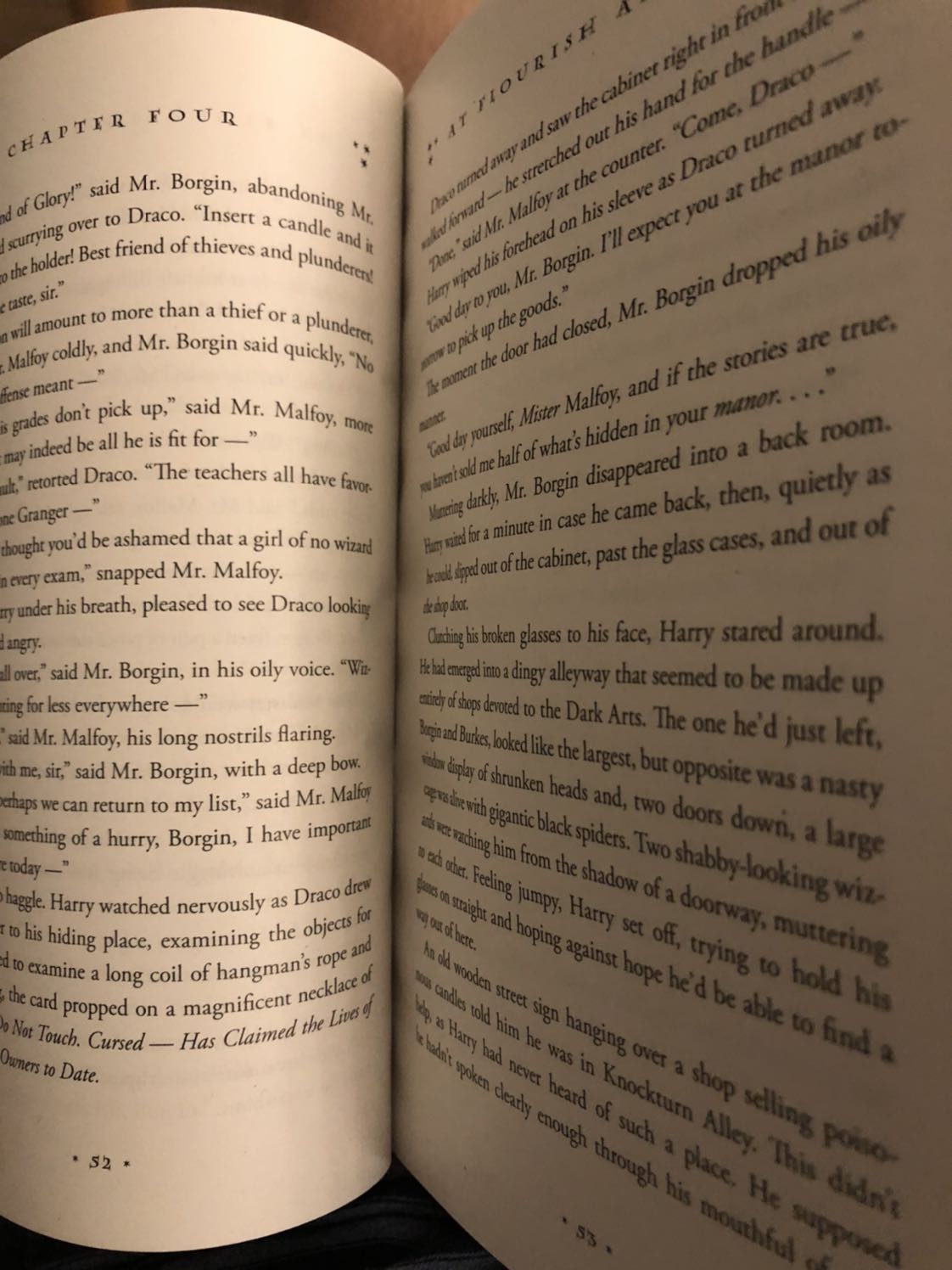 Mình trừ điểm vì Tiki giao hàng cẩu thả quá, mình mua hàng Tiki từ ngày đầu chưa bao giờ thấy Tiki giao hàng thế này, không hề có thùng giấy chứ đừng nói đến thiếu mút xốp lót gì đó như các bạn khác nhận xét, mặc dù sách đã có hộp đựng, nhưng Tiki chỉ quấn 1 lớp nilong bên ngoài rồi thôi, cũng ko phải là bubble wrap để bảo vệ nữa, dù muốn tiết kiệm hộp để bảo vệ môi trường, nhưng hình như ko đúng lúc. Vì các góc hộp móp méo hết cả. Mình mua để sưu tầm(nội dung thì khỏi bàn, mình đọc HP từ cấp 2), nên thấy xót quá chừng luôn =.= Điểm trừ thứ hai là bìa sách bị cắt như bị lỗi, góc trên bên phải bị hụt ngắn hơn ruột bên trong (hình chụp hơi khó thấy). Điểm trừ thứ ba là sách đóng bị gãy lượn sóng, nhìn từ bìa đã thấy lượn, bên trong gáy sách cũng lượn luôn.