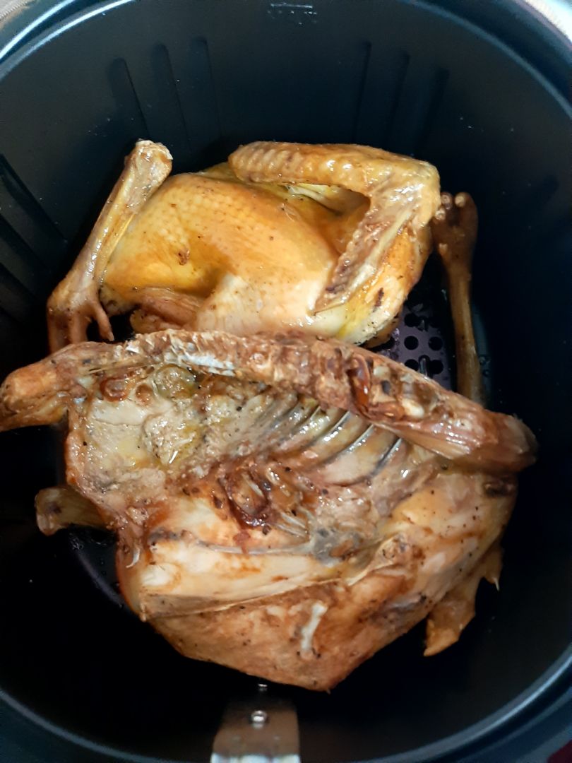 ướp sẵn con gà hôm qua. đặt mua cái nồi chiên chân không magic luôn. đặt buổi chiều hôm qua, t7, hôm nay chủ nhật đã có. nướng liền trải nghiệm luôn .
ok lắm nha cả nhà. mình mua loại 6L rất to luôn.