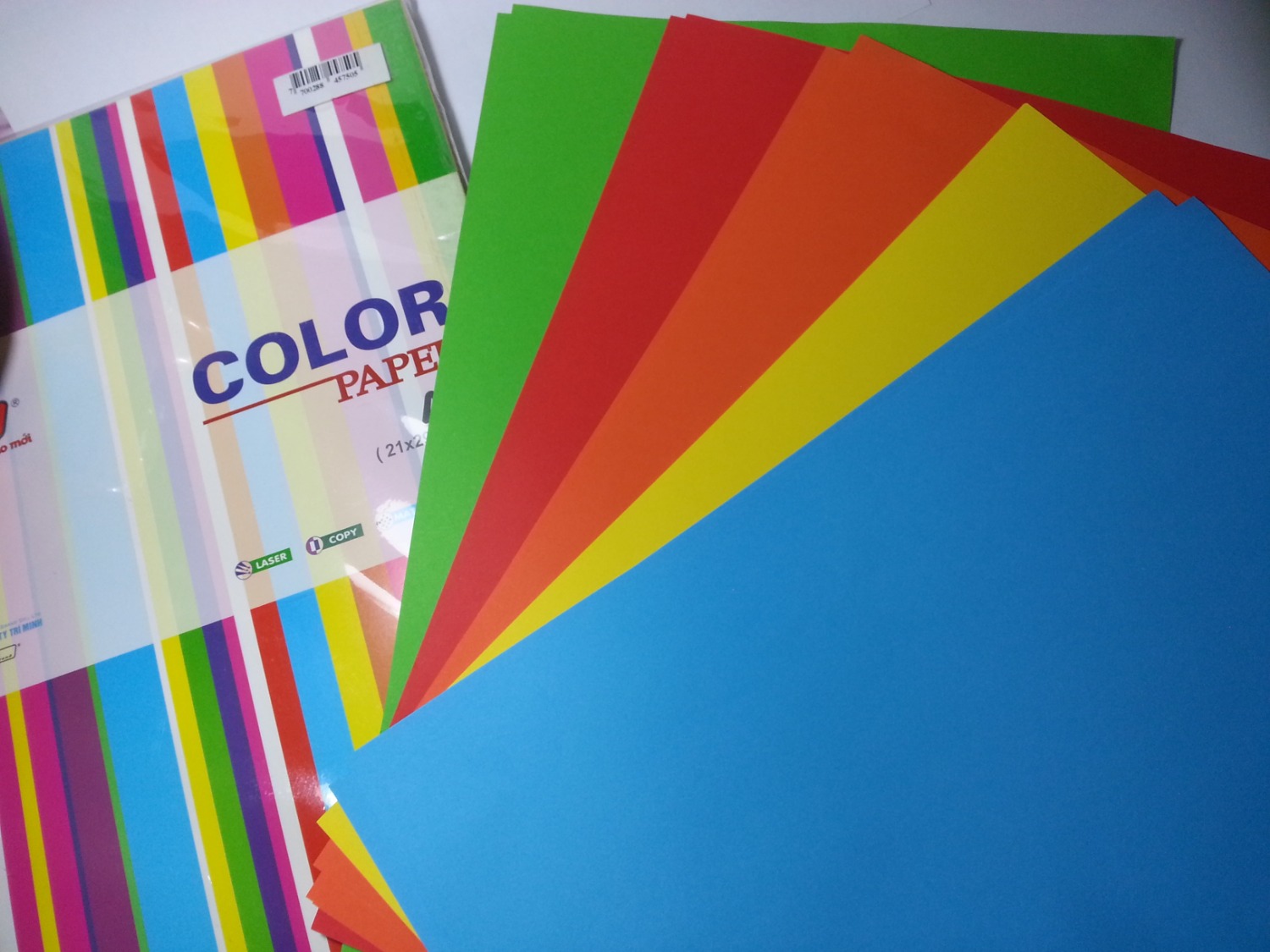 Màu sắc rất tươi sáng. 
Phù hợp cho việc in ấn, làm divider phân chia các phần tài liệu trong cùng quyển hoặc làm đồ thủ công, cắt dán, xếp origami hoặc cho trẻ em vẽ, viết để tăng cường sự hứng thú thay vì chỉ thao tác trên nền giấy trắng.
Giá lại mềm quá :)
Tuyệt!