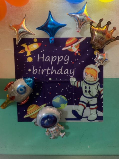 Toàn bóng cao su thôi. Mấy cái bóng nhựa nhỏ xíu xiu. Thất vọng hoàn toàn.