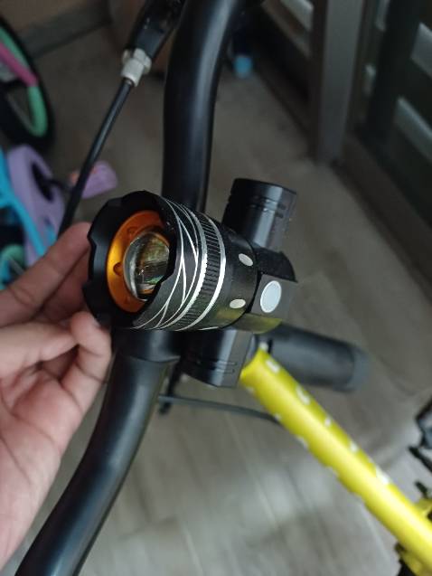 Sáng rõ hơn đời 2 năm trước, tầm 50m. Gắn vừa vặn. Pin 18650 sạc trên đèn, mở ra thay dễ dàng. Sáng lâu.