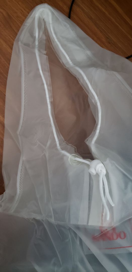 Áo mưa có chữ màu đỏ nhưng trên hình lại để màu trắng (mình mà biết chữ màu đỏ thì đã không mua ngay từ đầu) Áo trắng trong nên phần ruột dây nhìn vào thấy khá mất thẫm mỹ, nếu màu trắng đục, độ che phủ cao sẽ đẹp hơn. Nói chung không hài lòng với sản phẩm. Mong hãng sớm cải tiến.