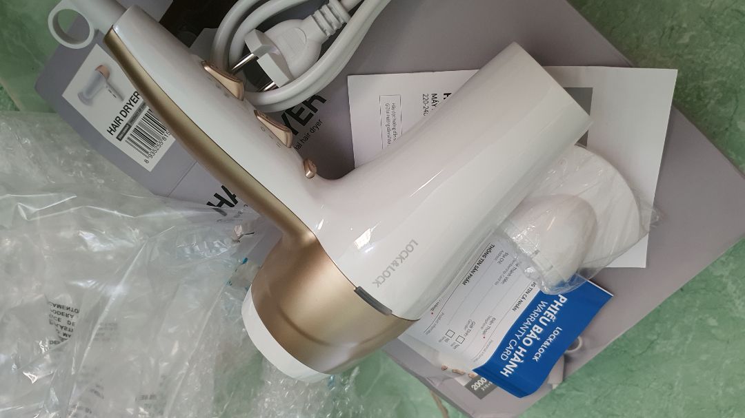 Công suất mạnh mẽ. Hơi vướng, nếu gắn thêm đầu vòi, vì tăng thêm độ dài thân máy.